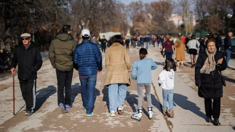 Varias niñas con patines y patinete pasean por el parque del Retiro, a 25 de diciembre de 2022, en Madrid (España).