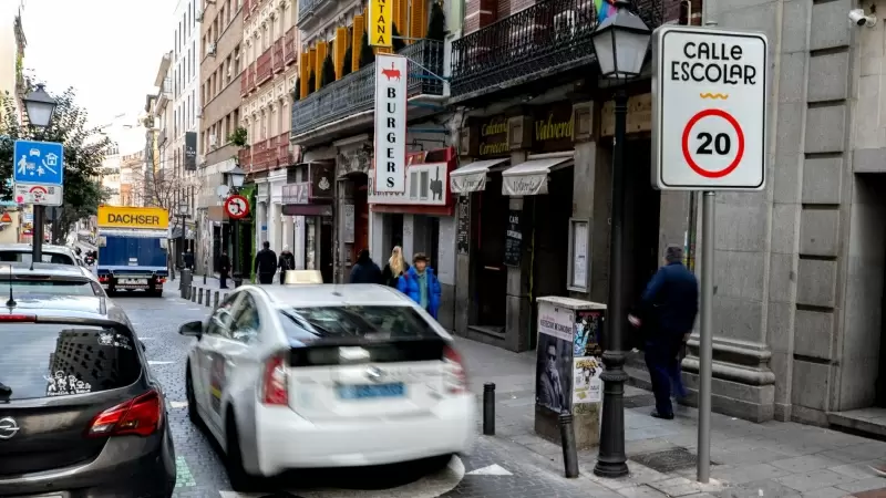 Un taxi circula por una Calle Escolar de Madrid, en la Calle Valverde.