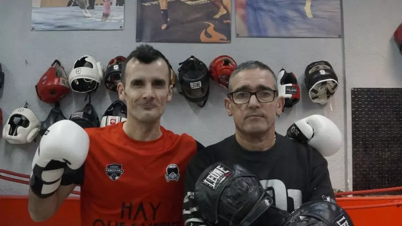 El Mani, l'entrenador, i l'Isaac, un dels participants en el projecte de boxa.