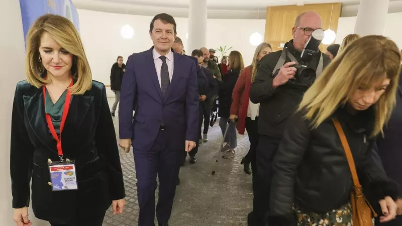 El presidente de la Junta de Castilla y León, Alfonso Fernández Mañueco, a su llegada al I Congreso Nacional de Salud Mental Infanto-Juvenil, que se celebra en Salamanca. EFE/J.M. García