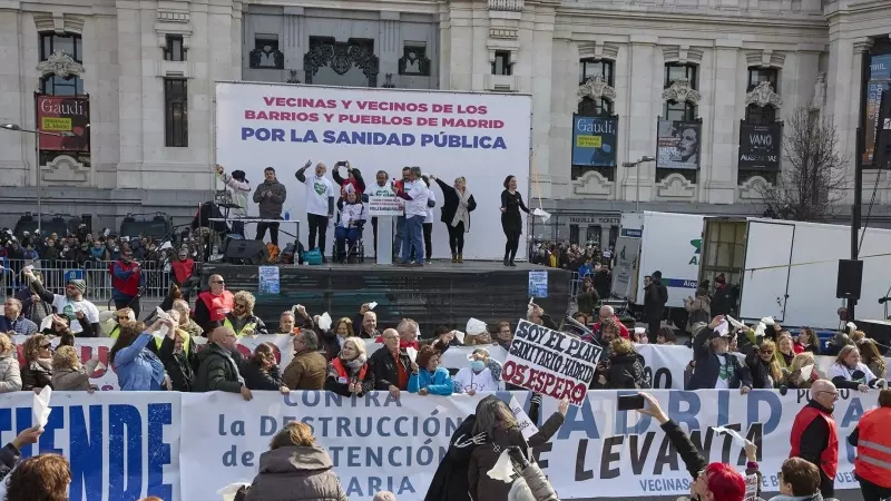 Lectura del manifiesto al final de la protesta contra el desmantelamiento de la Sanidad Pública, en la protesta bajo el lema 'Madrid se levanta y exige una Sanidad pública', en la Plaza de Cibeles, a 12 de febrero de 2023, en Madrid (España).