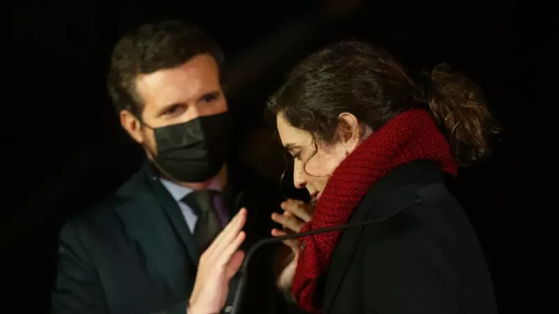 La presidenta de la Comunidad de Madrid, Isabel Díaz Ayuso, y el presidente del Partido Popular, Pablo Casado, en la ofrenda floral por el XXVII aniversario del asesinato por ETA de Gregorio Ordoñez, en los Jardines de Gregorio Ordóñez, a 24 de enero de 2