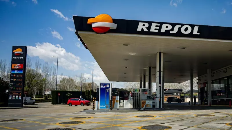 Gasolinera de Repsol ubicada en Madrid. E.P./Ricardo Rubio