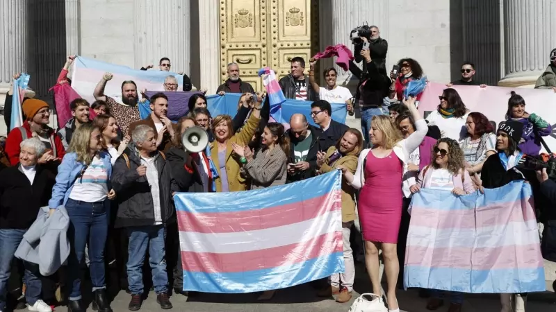 16/02/2023.- La ministra de Igualdad Irene Montero (c) celebra con miembros del colectivo LGTBI la aprobación de la Ley Trans en el Congreso de los Diputados en Madrid, este jueves. EFE/ Javier Lizón