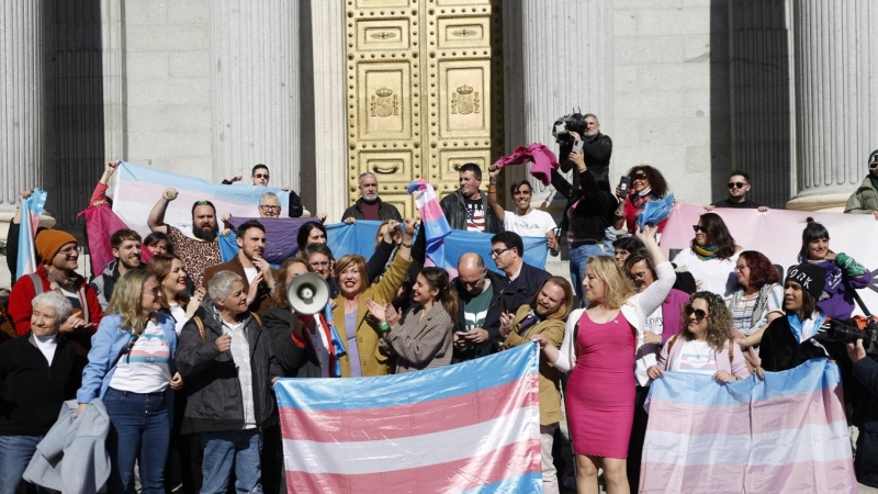 16/02/2023.- La ministra de Igualdad Irene Montero (c) celebra con miembros del colectivo LGTBI la aprobación de la Ley Trans en el Congreso de los Diputados en Madrid, este jueves. EFE/ Javier Lizón