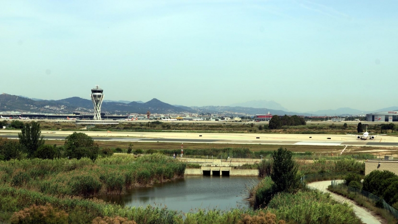 Pistes de l'aeroport del Prat vistes des del mirador de l'Illa.