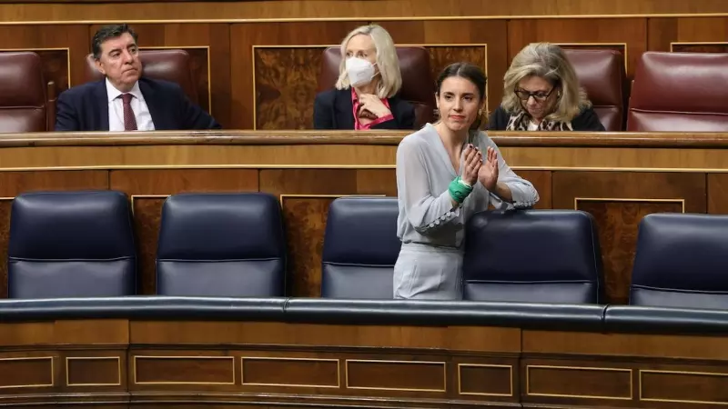 La ministra de Igualdad, Irene Montero, aplaude durante una sesión en el Congreso de los Diputados, a 16 de febrero de 2023, en Madrid.