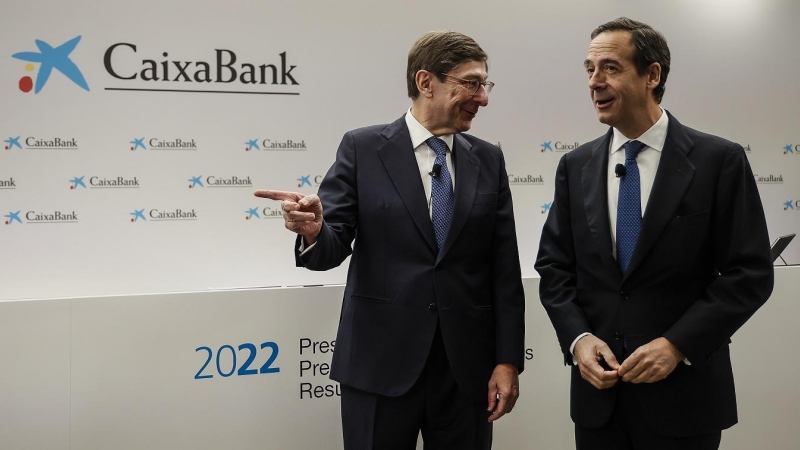 El presidente de CaixaBank, José Ignacio Goirigolzarri (i), y el consejero delegado de la entidad, Gonzalo Gortázar (d), durante la presentación de los resultados de la entidad en 2022, en Valencia. E.P./Rober Solsona