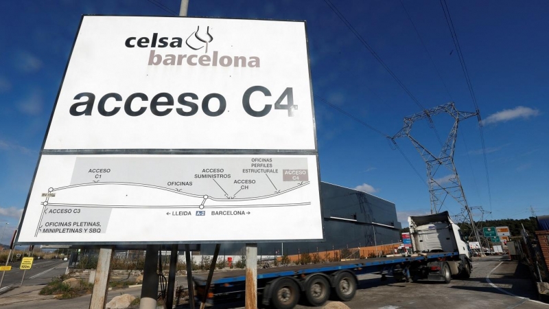 Un camión entra en la planta de la siderúrgica Celsa en Castellbisbal, cerca de Barcelona. REUTERS/Albert Gea
