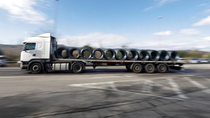 Un camion que transporta bobinas de acero abandona la planta de la siderúrgica Celsa en Castellbisbal, cerca de Barcelona. REUTERS/Albert Gea