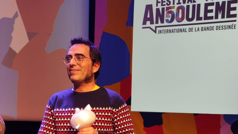 Marc Charles, editor de la revista, recollint el premi al millor còmic alternatiu al Festival d'Angulema.