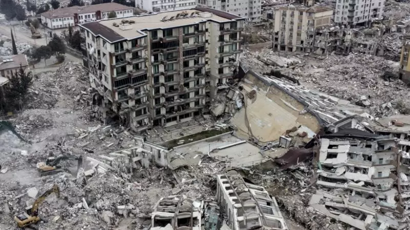 Vista aérea de los edificios derrumbados en el terremoto ocurrido en la provincia de Hatay, en Turquía.