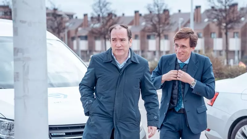 El alcalde de Madrid, José Luis Martínez-Almeida (d), acompañado del delegado de Medio Ambiente y Movilidad, Borja Carabante (i), a su llegada a la presentación de Bus Rapid, a 7 de febrero de 2023, en Madrid