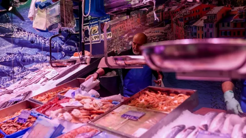 Un pescadero realiza sus últimas ventas de pescado y marisco en el barrio de Prosperidad, a 24 de diciembre de 2022, en Madrid.