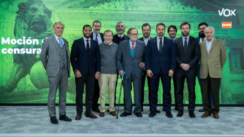 El economista Ramon Tamames, el escritor Fernando Sánchez Dragó, el presidente de Vox, Santiago Abascal, y otros dirigentes del partido de ultraderecha.