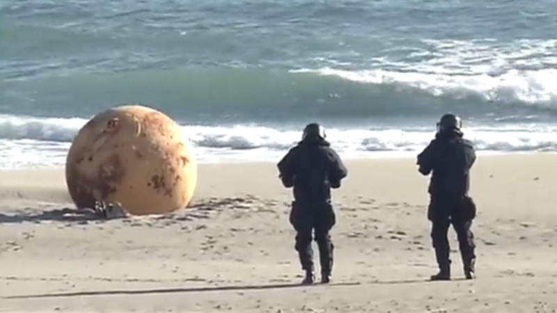 Desconcierto en Japón por la aparición de una misteriosa bola de hierro en una playa