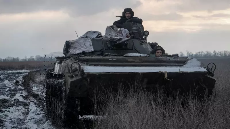 Los miembros del servicio ucraniano viajan en un vehículo de combate de infantería BMP-1.