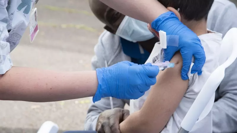 Un niño es vacunado en el CEIP Tíncer de Santa Cruz de Tenerife, a 4 de febrero de 2022.