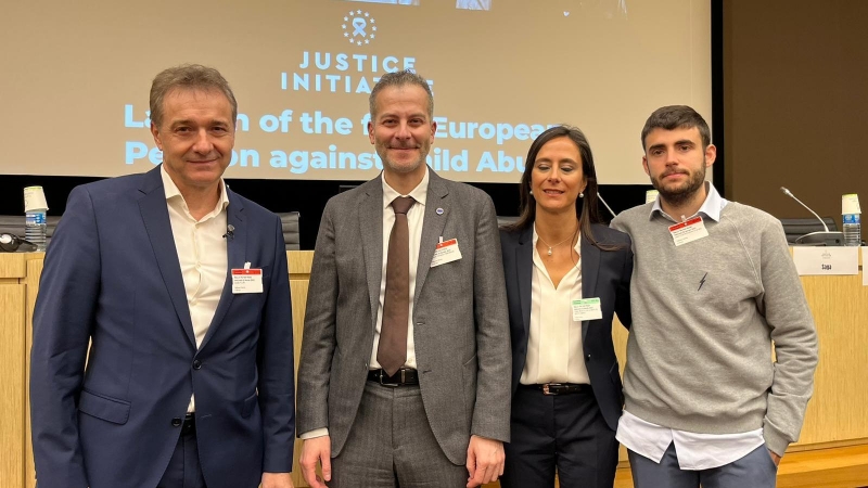 Juan Cuatrecasas (primero por la derecha) junto a miembros de la fundación Jutice Initiative el pasado miércoles en la Asamblea Nacional de Francia, en París.