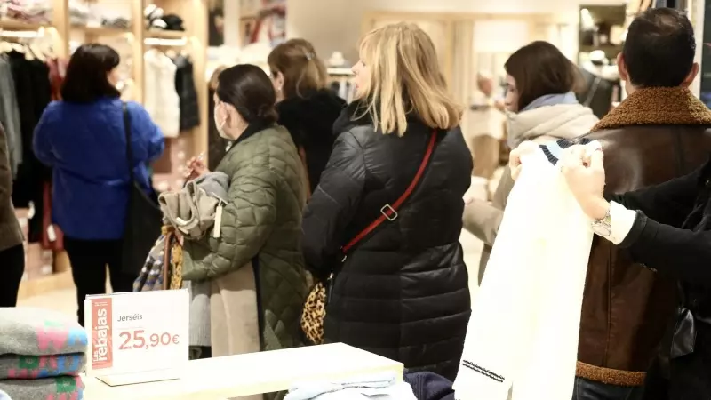 Varias personas en el centro comercial El Corte Inglés Gran Vía de Bilbao.