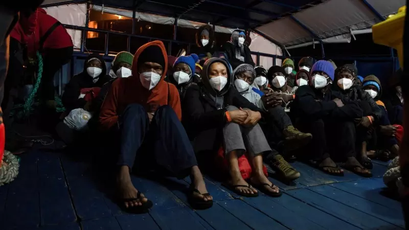 Un grupo de inmigrantes espera en la popa del buque vasco Aita Mari a que las autoridades italianas aprueben su desembarco en el puerto de Ortona, a 25 de febrero de 2023, Italia.