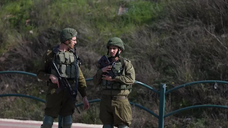 26/02/2023. Dos militares israelís, en Kfar Tapuach (Cisjordonia), a 26 de febrero de 2023.