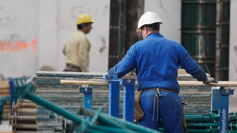 Un obrero trabajando en la construcción en Madrid a 22 de febrero de 2023