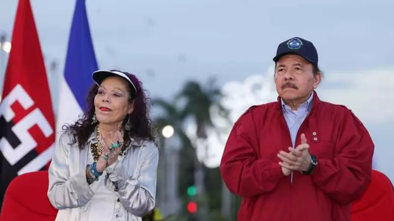 Fotografía cedida hoy por Presidencia de Nicaragua, del presidente de Nicaragua Daniel Ortega (d), junto a su esposa y vicepresidenta Rosario Murillo (i), durante un acto en Managua (Nicaragua) el 21 de febrero de 2023.