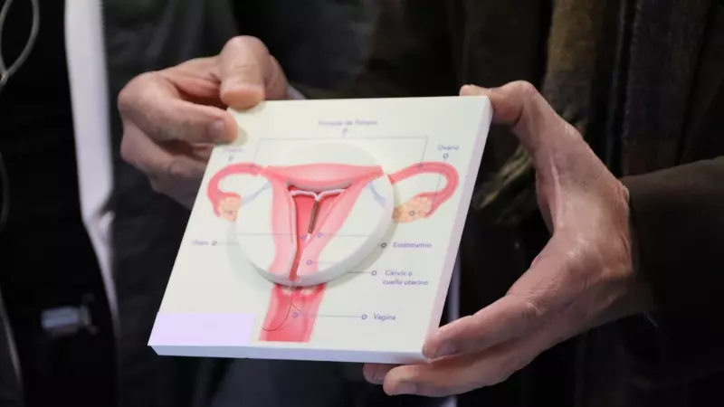 El conseller de Salut, Manel Balcells, mostra una il·lustració explicativa al Servei a la Salut Sexual i Reproductiva del CAP Manso de Barcelona