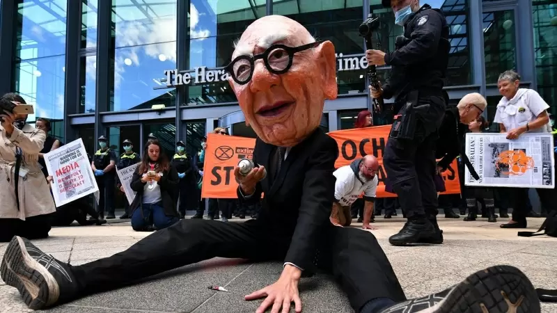 Un manifestante disfrazado del magnate Rupert Murdoch durante una protesta contra Fox News. Imagen de Archivo.
