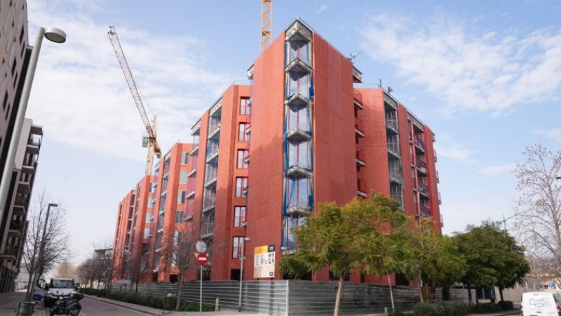 Uno de los edificios de vivienda pública en construcción en el barrio de la Marina del Prat Vermell.