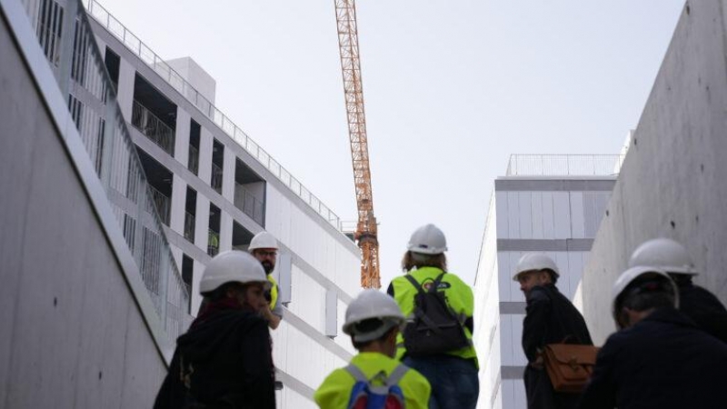 Visita de obras de los responsables municipales a una de las construcciones de vivienda pública en marcha.