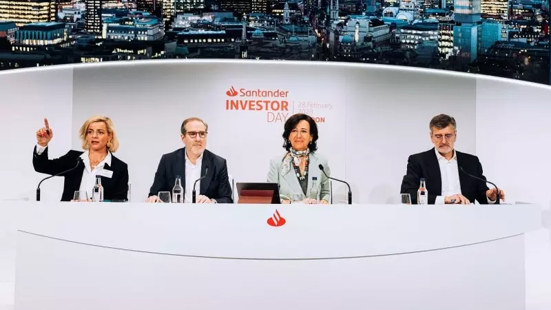 De izquierda a derecha, la directora global de Relaciones con Inversores, Begoña Morenés, el consejero delegado, Héctor Grisi, la presidenta, Ana Botín, y el director Financiero, José García Cantera, en la Santander Investor Day.