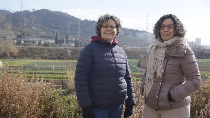 Zaida i Mònica Palet, veïnes de Vallbona, amb la Ponderosa al fons.