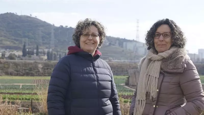 Zaida i Mònica Palet, veïnes de Vallbona, amb la Ponderosa al fons.