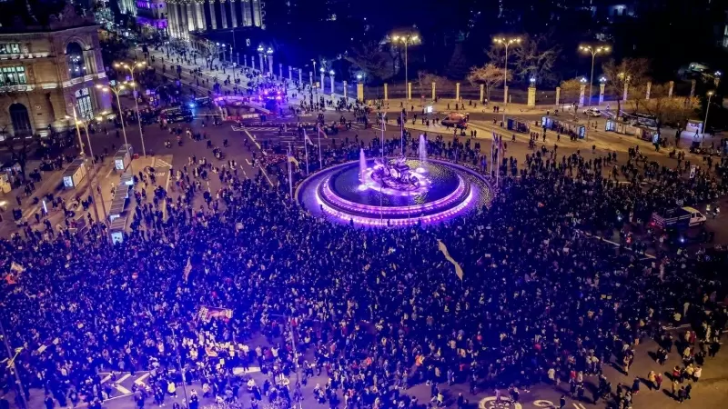 Panorámica de una manifestación por el 8M, Día Internacional de la Mujer, desde la plaza de Atocha hasta la de Colón de Madrid, a 8 de marzo de 2022.