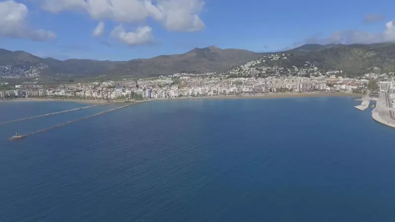 Imatge feta amb dron del Golf de Roses , amb el municipi empordanès al fons.