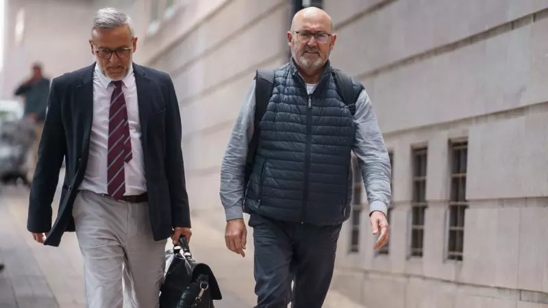 El exdiputado nacional del PSOE Juan Bernardo Fuentes junto a su abogado Raúl Miranda salende la Audiencia Provincial de Santa Cruz de Tenerife, a 22 de febrero de 2023.