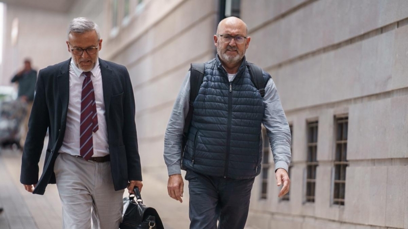 El exdiputado nacional del PSOE Juan Bernardo Fuentes junto a su abogado Raúl Miranda salende la Audiencia Provincial de Santa Cruz de Tenerife, a 22 de febrero de 2023.