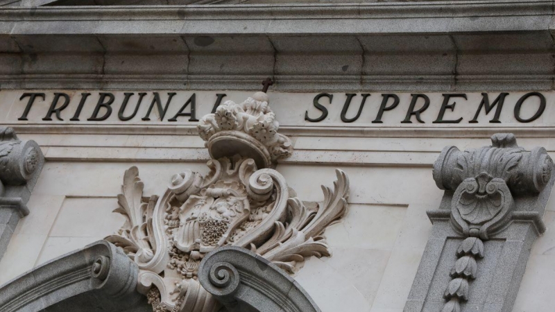 Imagen de archivo del escudo de España en la fachada del edificio del Tribunal Supremo, en Madrid a 29 de noviembre de 2019.