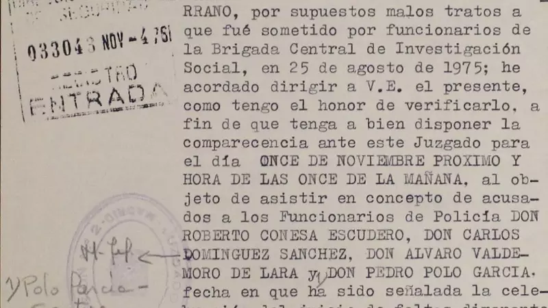 Documento interno de la Policía informando a los agentes denunciados del juicio en su contra