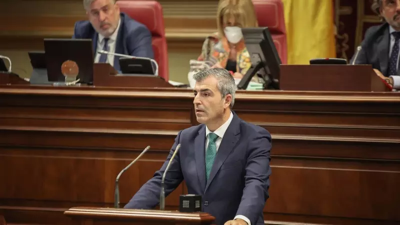 El candidato a la Presidencia del Gobierno de Canarias por el Partido Popular, Manuel Domínguez, interviene durante la primera jornada del 'Debate sobre el Estado de la Nacionalidad Canaria de 2023', en el Parlamento de Canarias, a 28 de febrero de 2023.