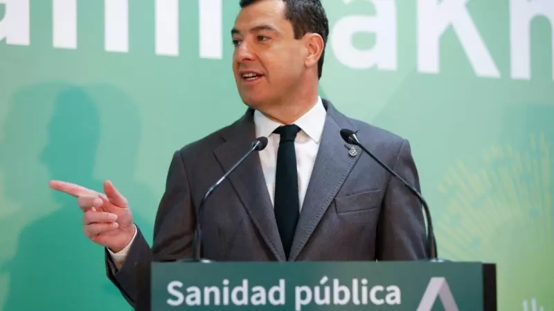 El presidente de la Junta, Juanma Moreno, durante su atención a medios en el Hospital Virgen de las Nieves de Granada, a 20 de enero de 2023.