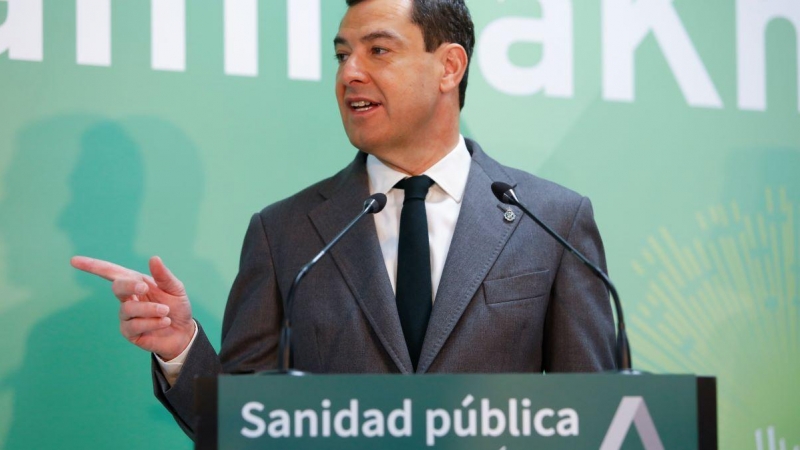 El presidente de la Junta, Juanma Moreno, durante su atención a medios en el Hospital Virgen de las Nieves de Granada, a 20 de enero de 2023.