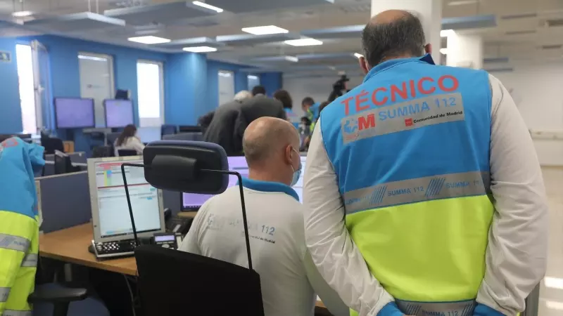 Varios trabajadores en el Centro Coordinador del SUMMA112, en la Base del SUMMA112, a 30 de diciembre de 2021, en Madrid, (España).