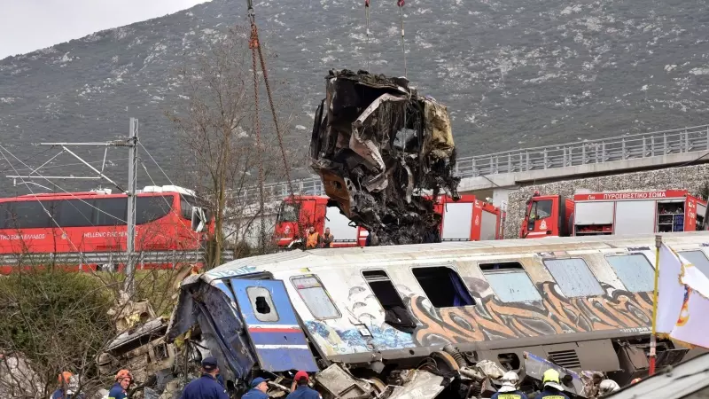Efectivos de salvamento trabajan en uno de los vagones dañados por la colisión de trenes cerca de la ciudad de Larissa (Grecia) a 01 de marzo de 2023