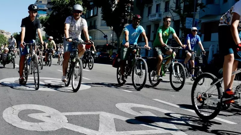 Varios ciudadanos participan en una marcha en Madrid en favor de la movilidad urbana en bicicleta.