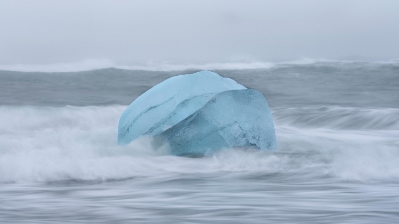 Iceberg proveniente del glaciar Vatnajökull, al suroeste de la costa islandesa, derritiéndose en el mar.