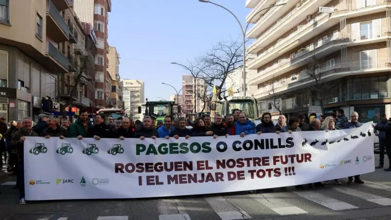 Pancarta de la manifestació a Lleida d'aquest divendres contra la plaga de conills convocada per la plataforma 'Pagesos o Conills'.