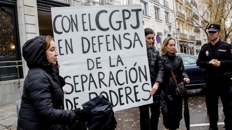 Unas mujeres se manifiestan frente a la sede del CGPJ dónde se celebra el Pleno extraordinario celebrado en el CGPJ, a 20 de diciembre de 2022, en Madrid (España). El Consejo General del Poder Judicial (CGPJ) celebra un Pleno extraordinario para votar a l